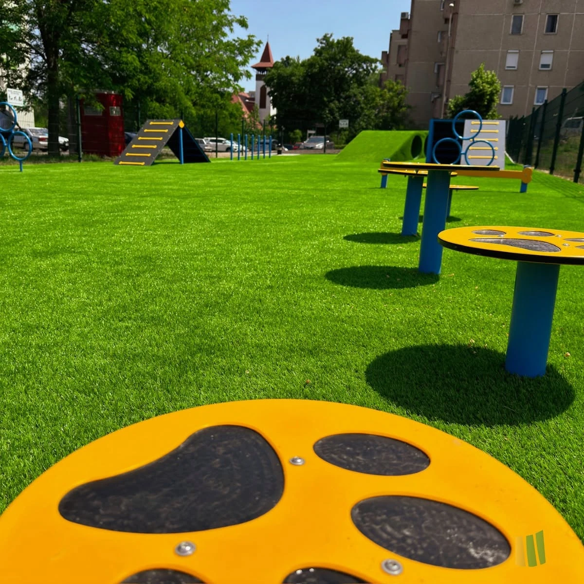 Kutyafuttató és agility park műfűvel – a gazdik és kutyák kedvence
