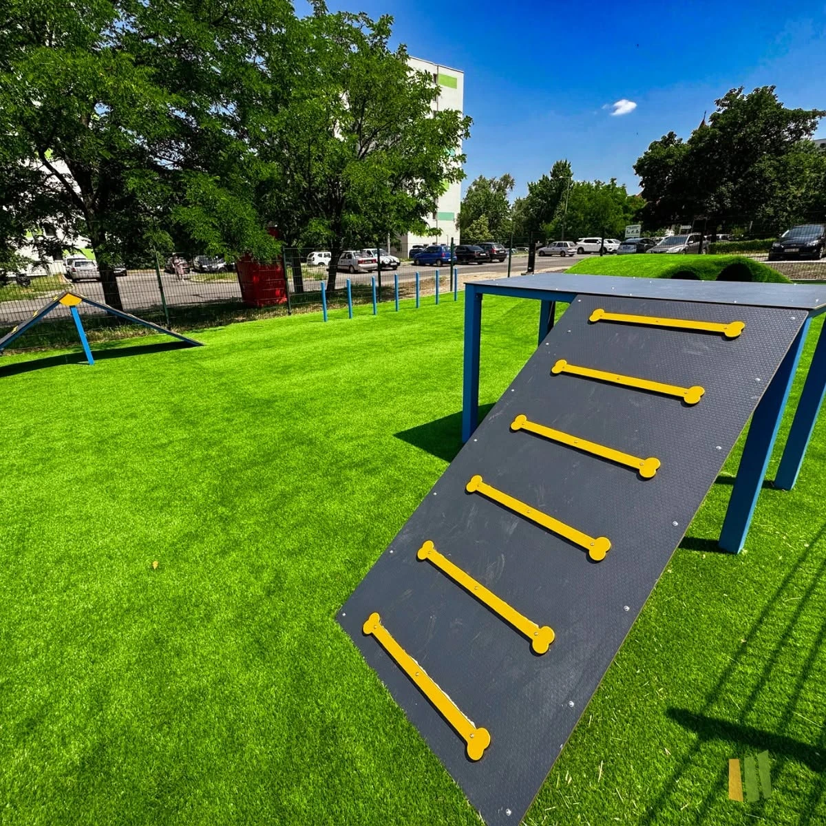 Kutyafuttató és agility park műfűvel – a gazdik és kutyák kedvence