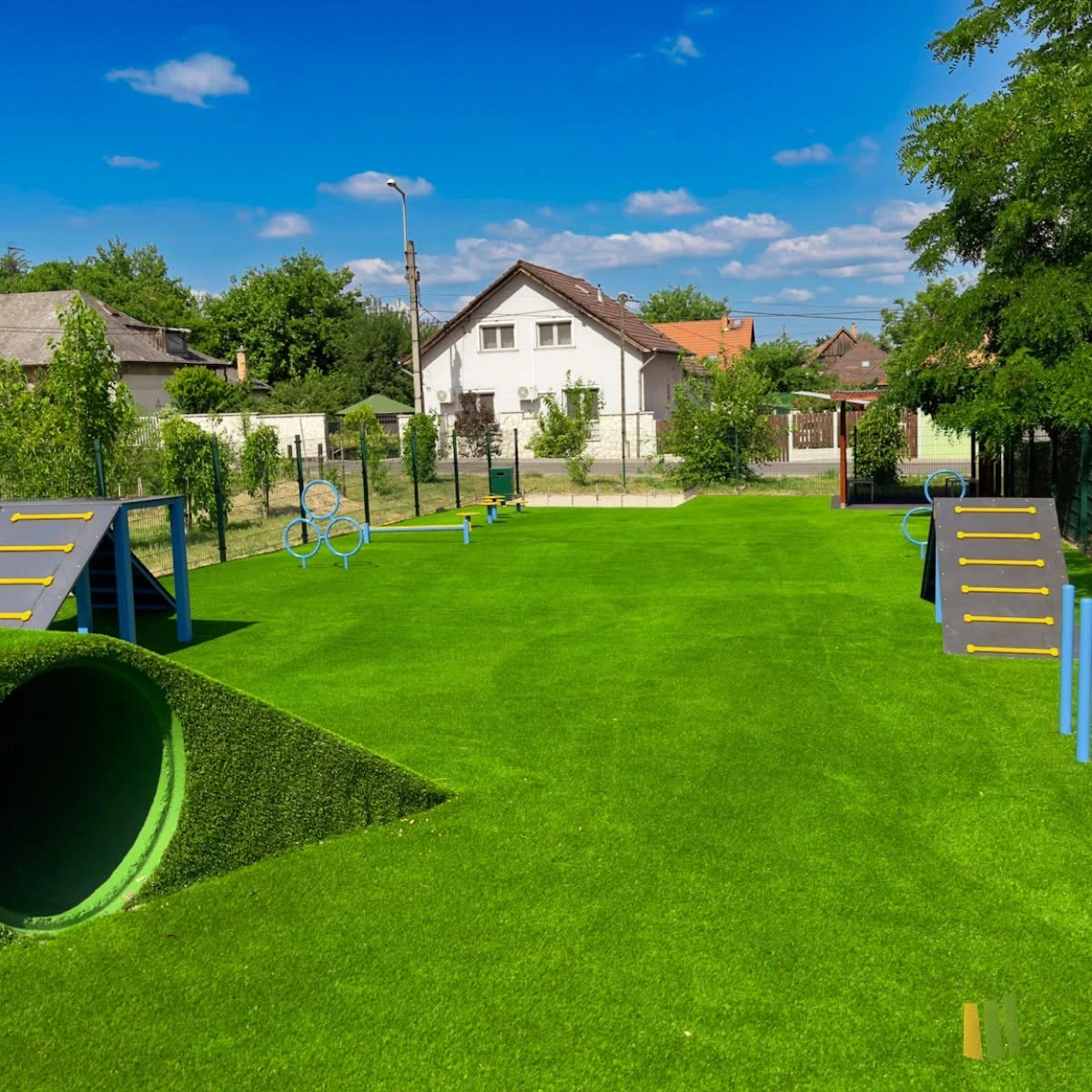Kutyafuttató és agility park műfűvel – a gazdik és kutyák kedvence