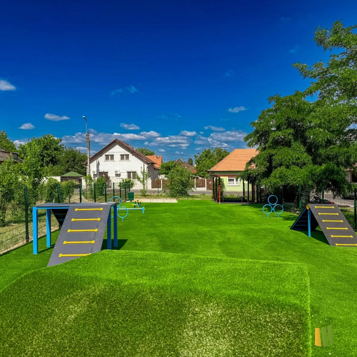 Kutyafuttató és agility park műfűvel – a gazdik és kutyák kedvence