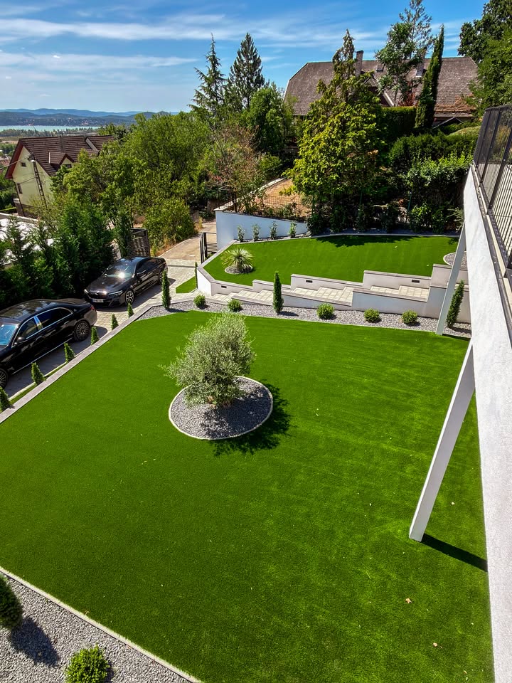 Modern villa a Balaton partján – panorámás, tökéletesen rendezett kert