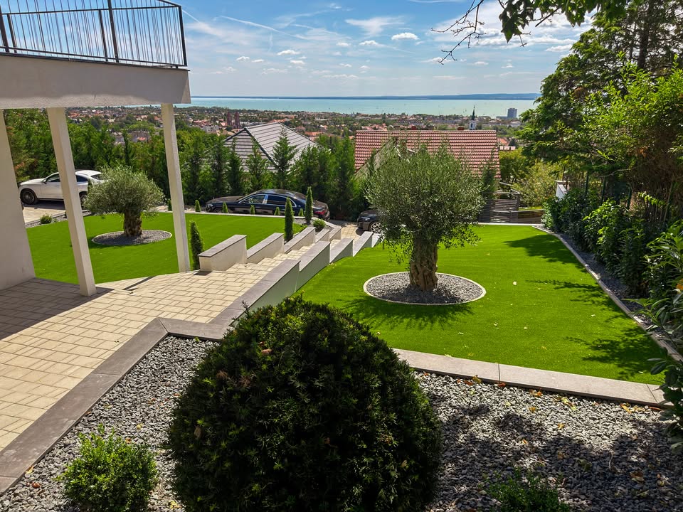 Modern villa a Balaton partján – panorámás, tökéletesen rendezett kert