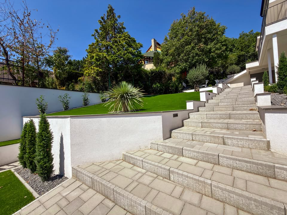Modern villa a Balaton partján – panorámás, tökéletesen rendezett kert