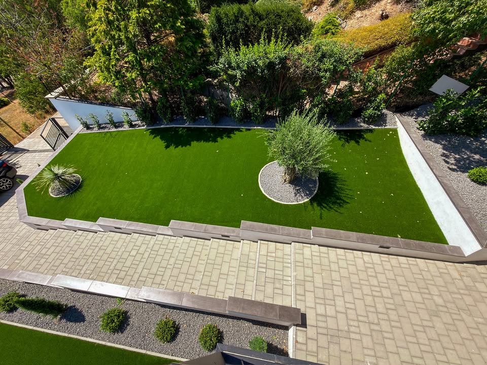 Modern villa a Balaton partján – panorámás, tökéletesen rendezett kert