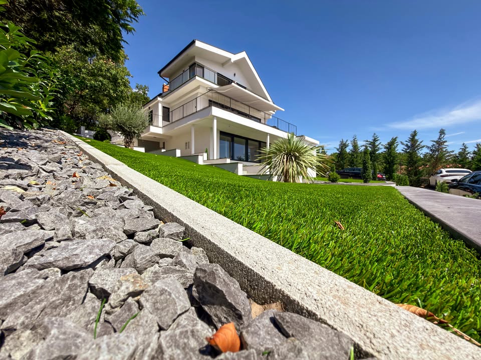 Modern villa a Balaton partján – panorámás, tökéletesen rendezett kert