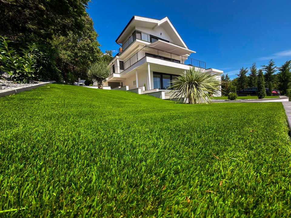 Modern villa a Balaton partján – panorámás, tökéletesen rendezett kert