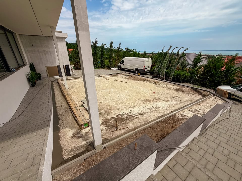 Modern villa a Balaton partján – panorámás, tökéletesen rendezett kert